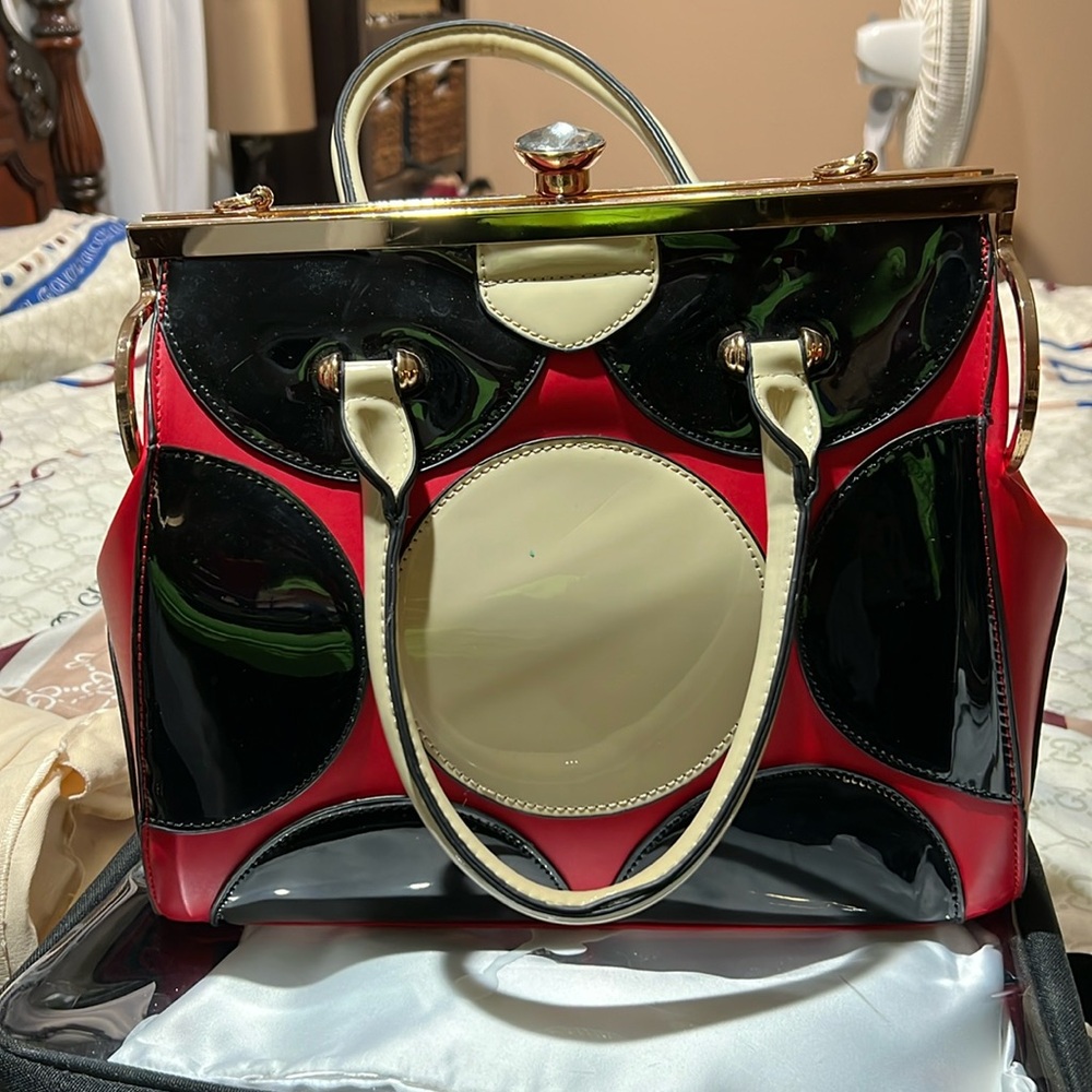 Polka dot purse.  Used great condition.  See photos and video.